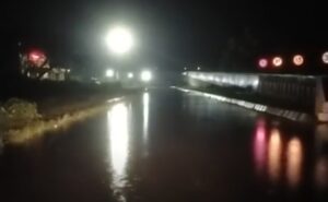 কামপুৰত ৰেল বিভাগৰ গুৰুত্বহীণতা আৰু পৌৰসভাৰ অকমণ্যতাৰ ফল ভুগিছে ৰাইজে ৷ এজাক বৰষুণতে ৰাস্তাত একাঠু পানী ৷